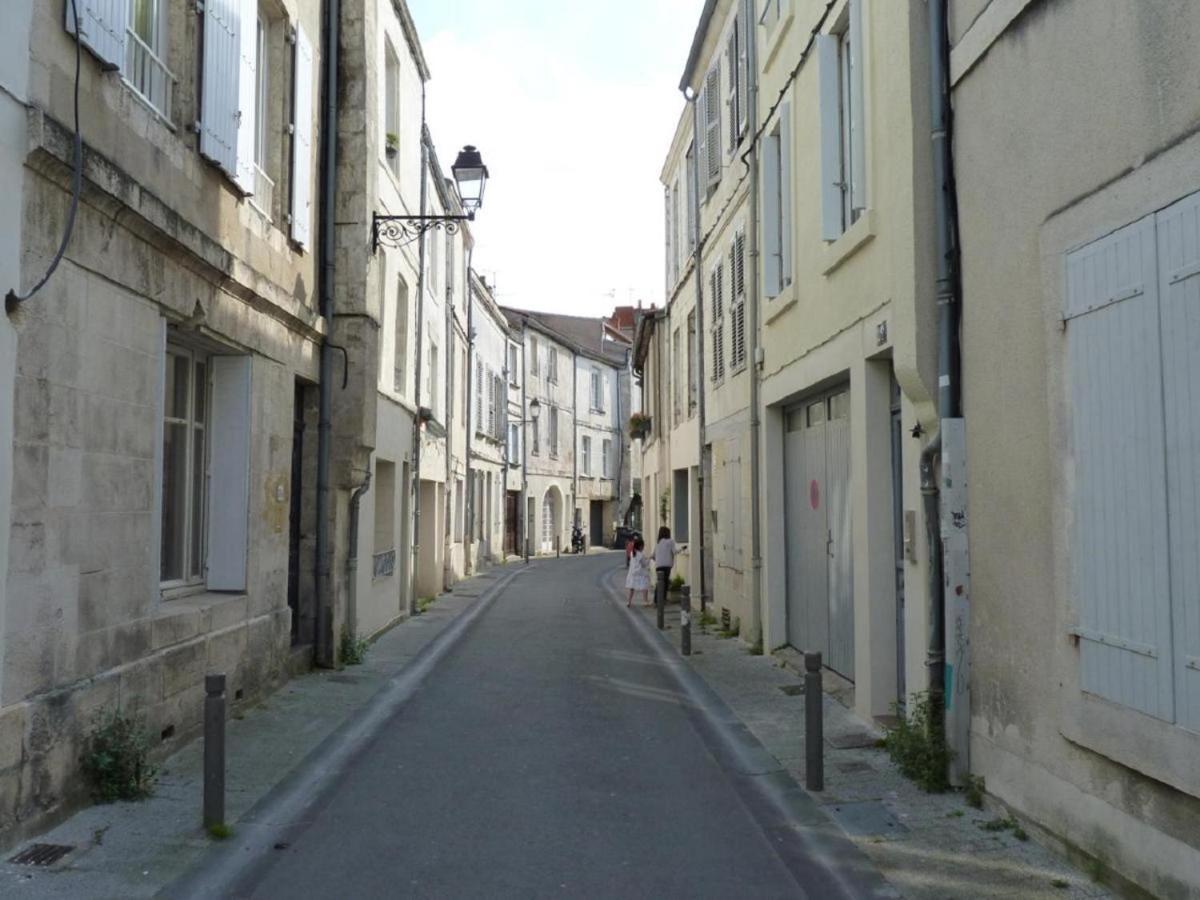 Charmant Cocon Iode Cosy Equipe, Baigne De Lumiere, Situe Au Coeur De La Rochelle A 1Min A Pied Du Marche Central Avec Tv Et Wifi Exterior foto